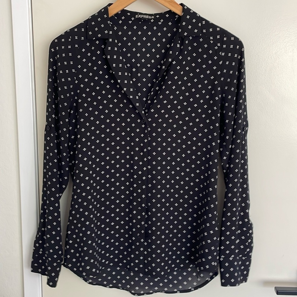 ✨SALE 5/$25✨Express Button Up Black White Diamond Pattern